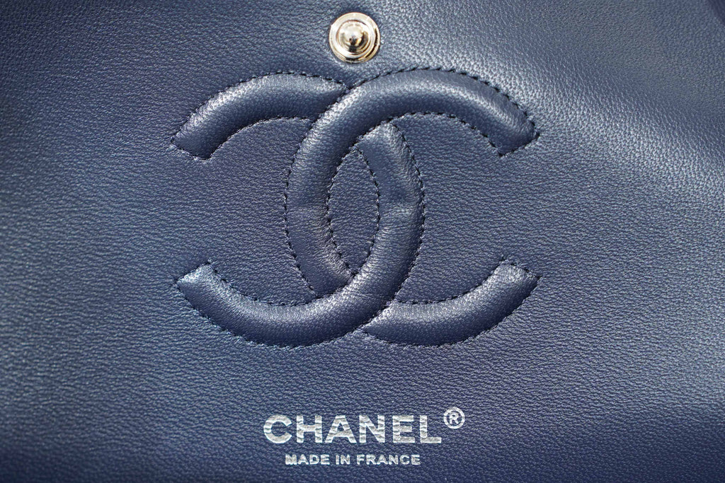 Chanel | Sac Classic Flap – Moyen – Cuir – Marine – Quincaillerie Argentée
