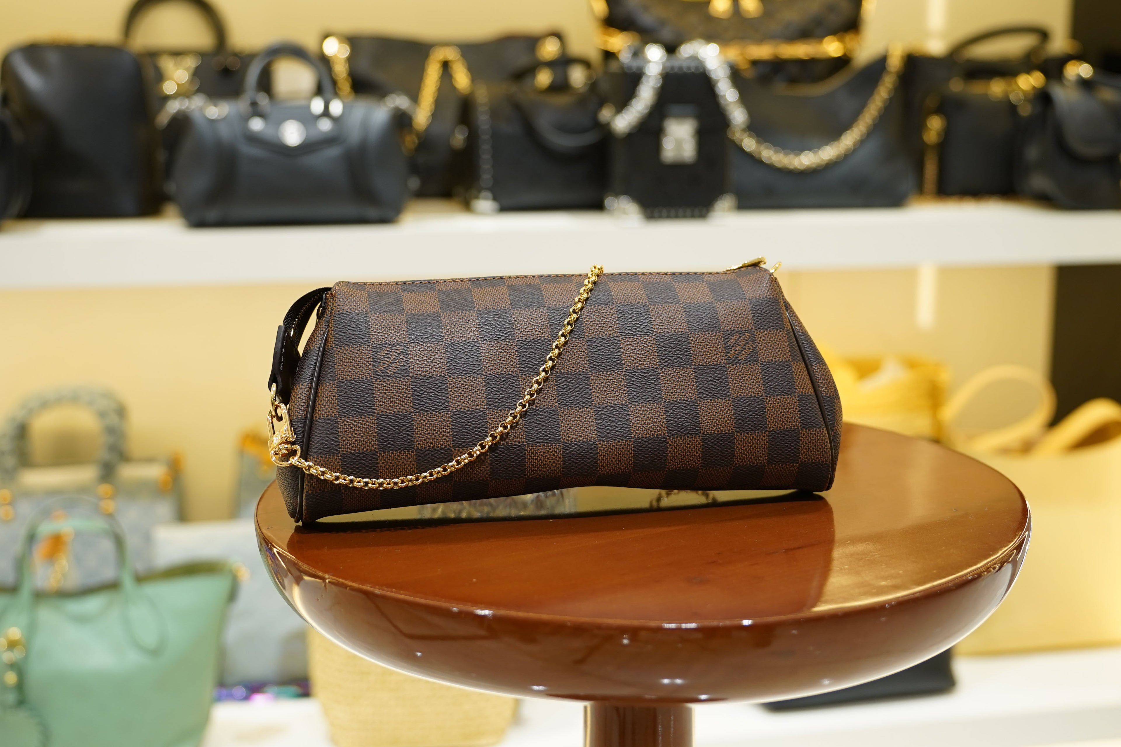 Louis Vuitton | Pochette Metis – Canvas – Damier Ebene – Gold Hardware