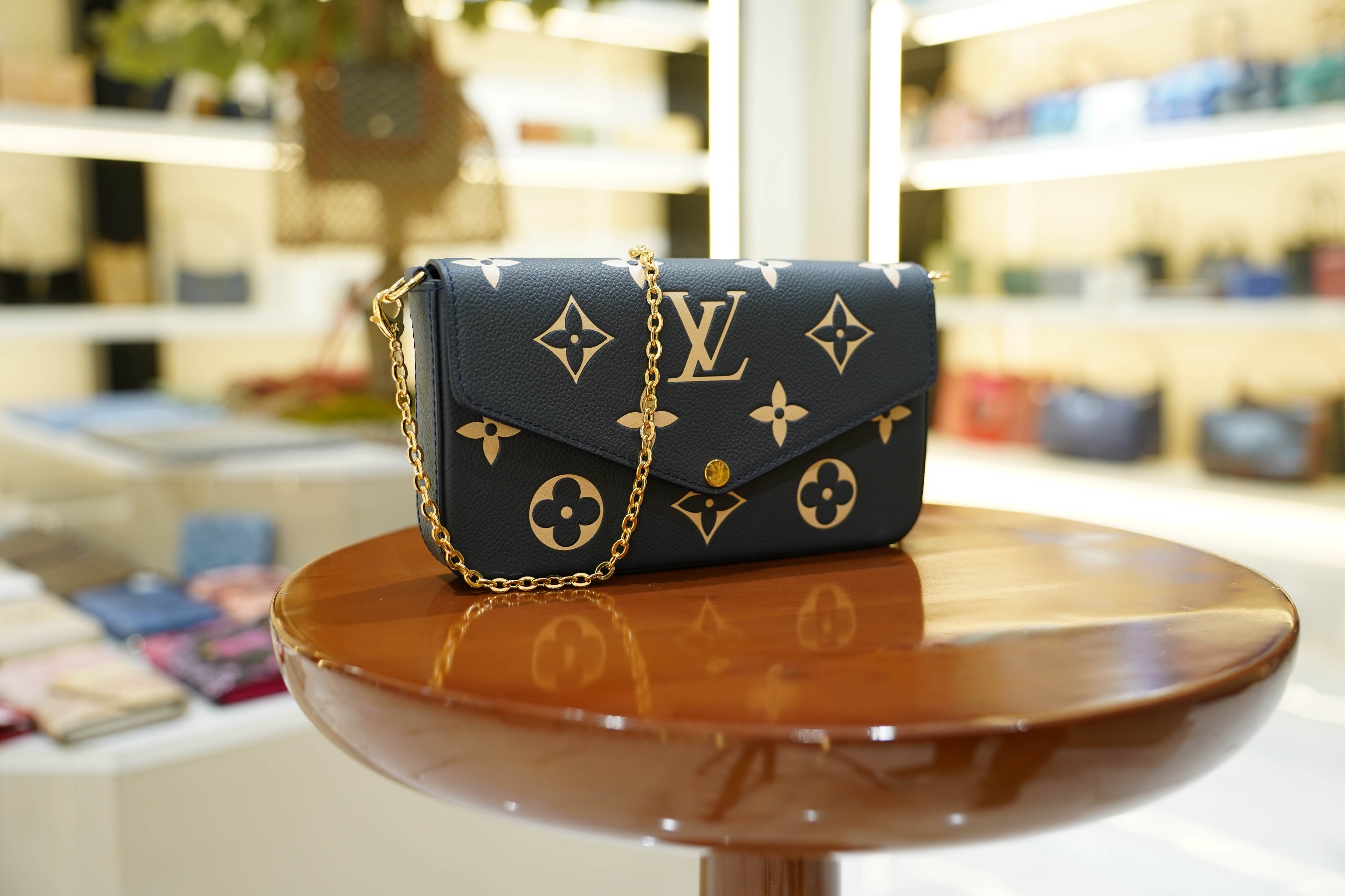 Louis Vuitton | Pochette Metis – Canvas – Navy – Gold Hardware
