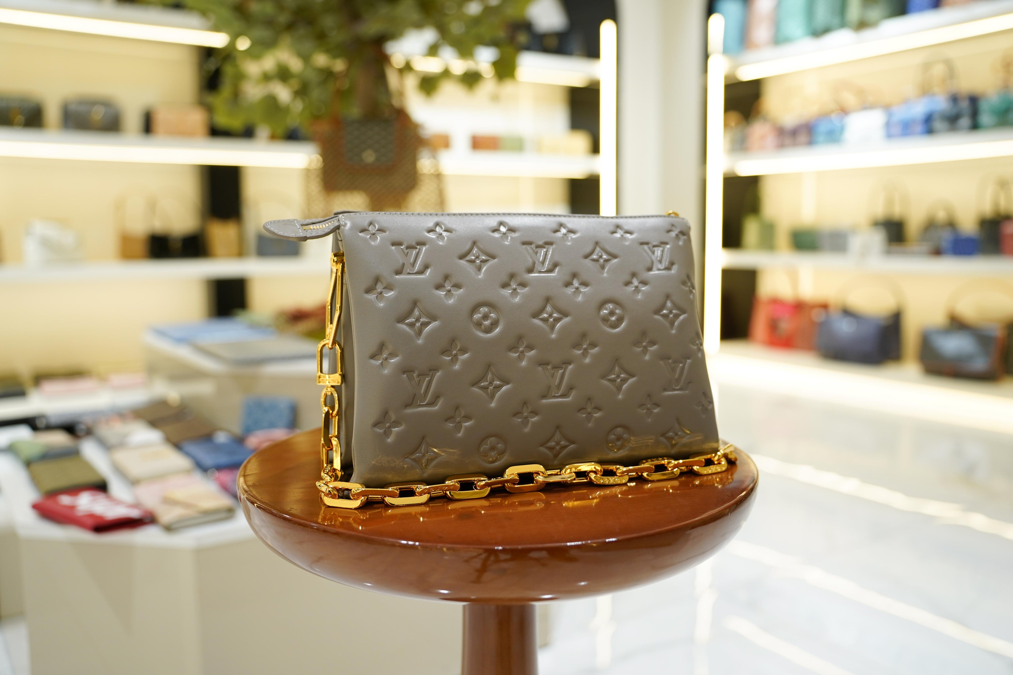 Louis Vuitton | Pochette Métis – Monogram Empreinte – Gris – Gold Hardware