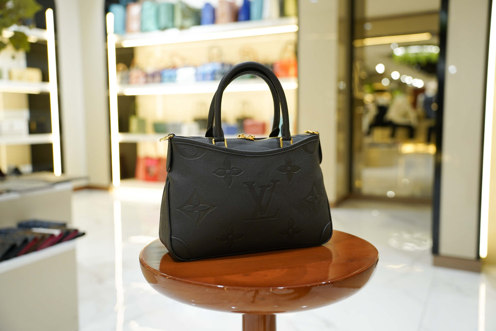 Louis Vuitton | Capucines – Leather – Black – Gold Hardware