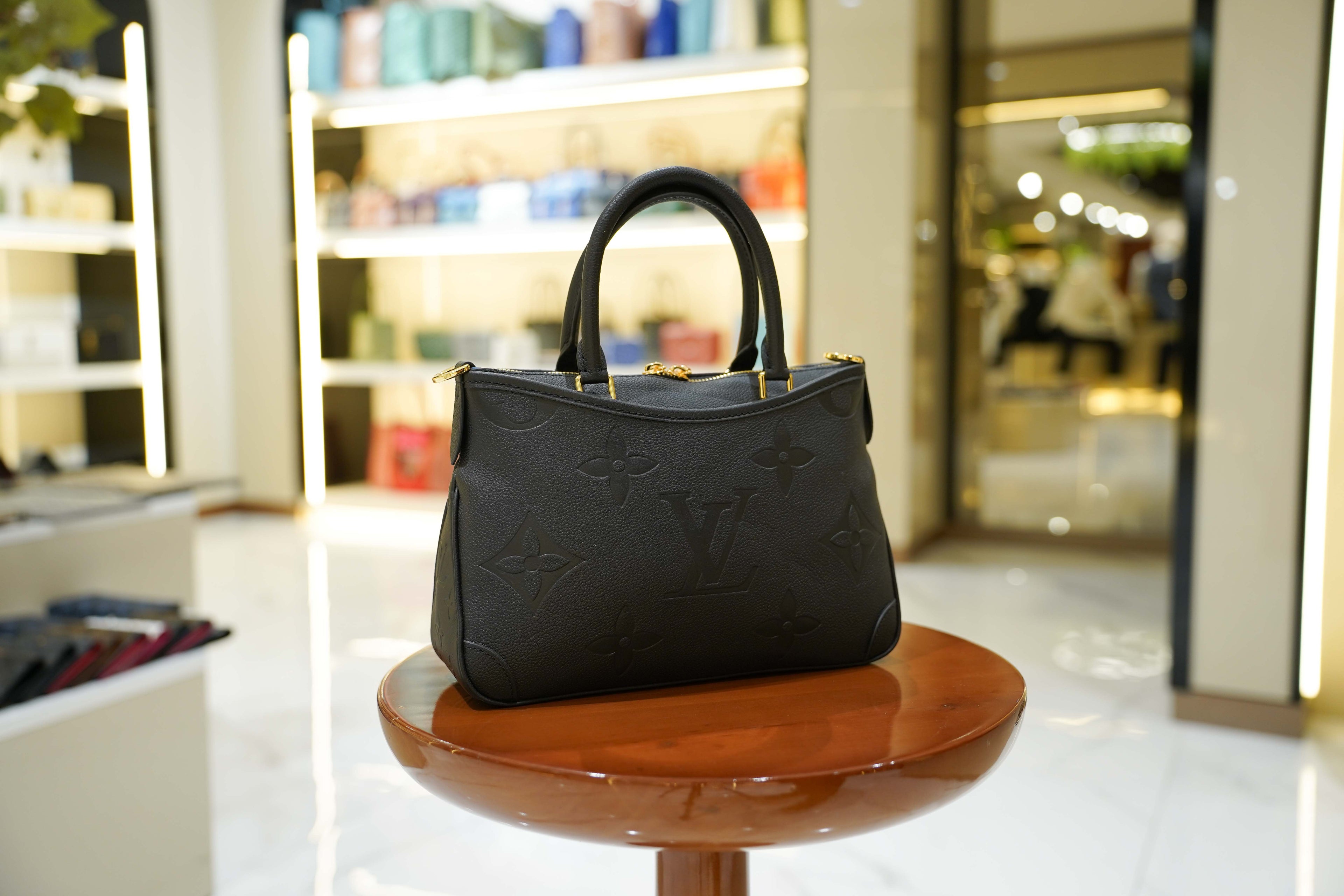 Louis Vuitton | Capucines – Leather – Black – Gold Hardware