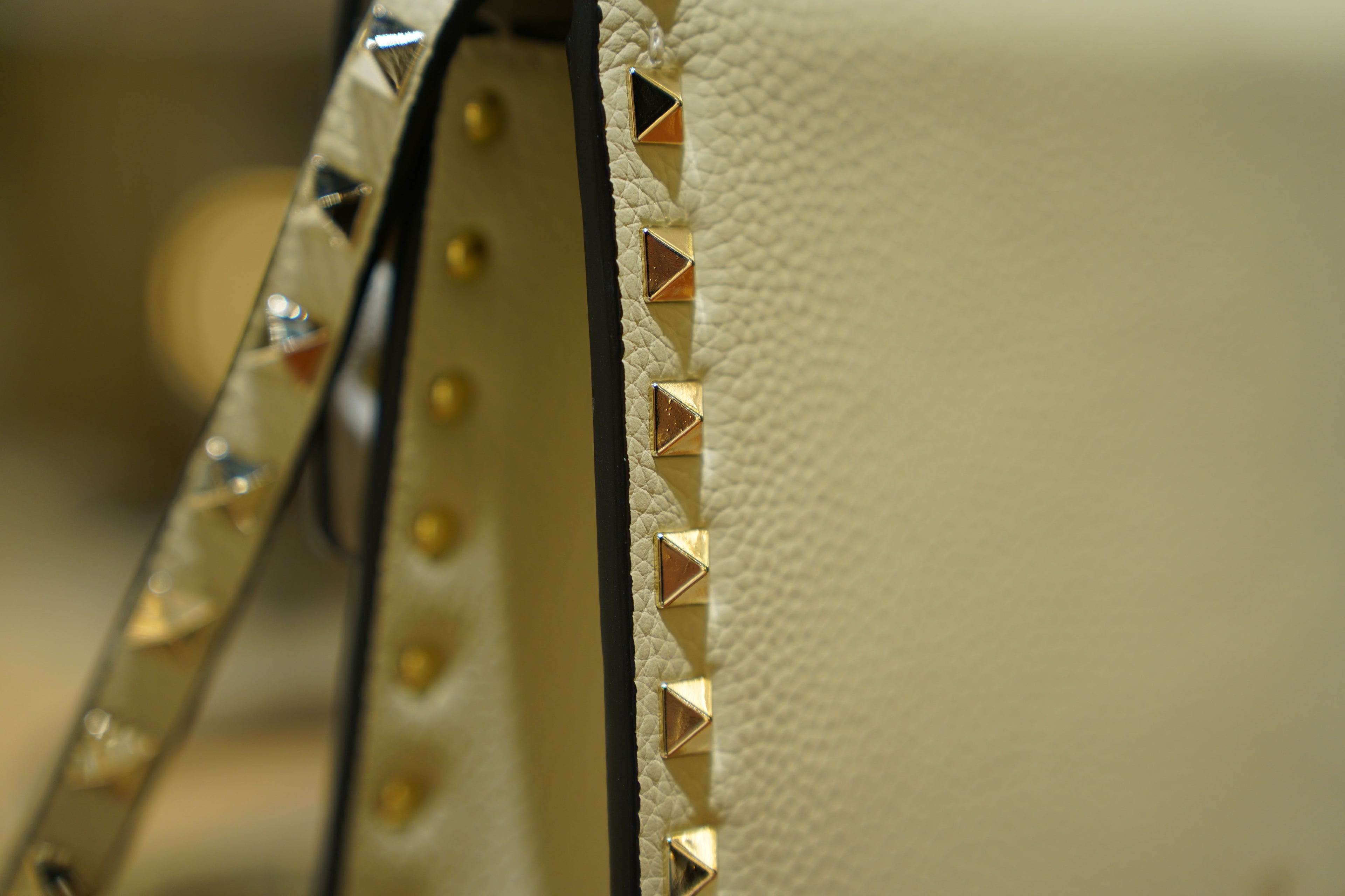 Valentino | Rockstud – Leather – Beige – Gold Hardware