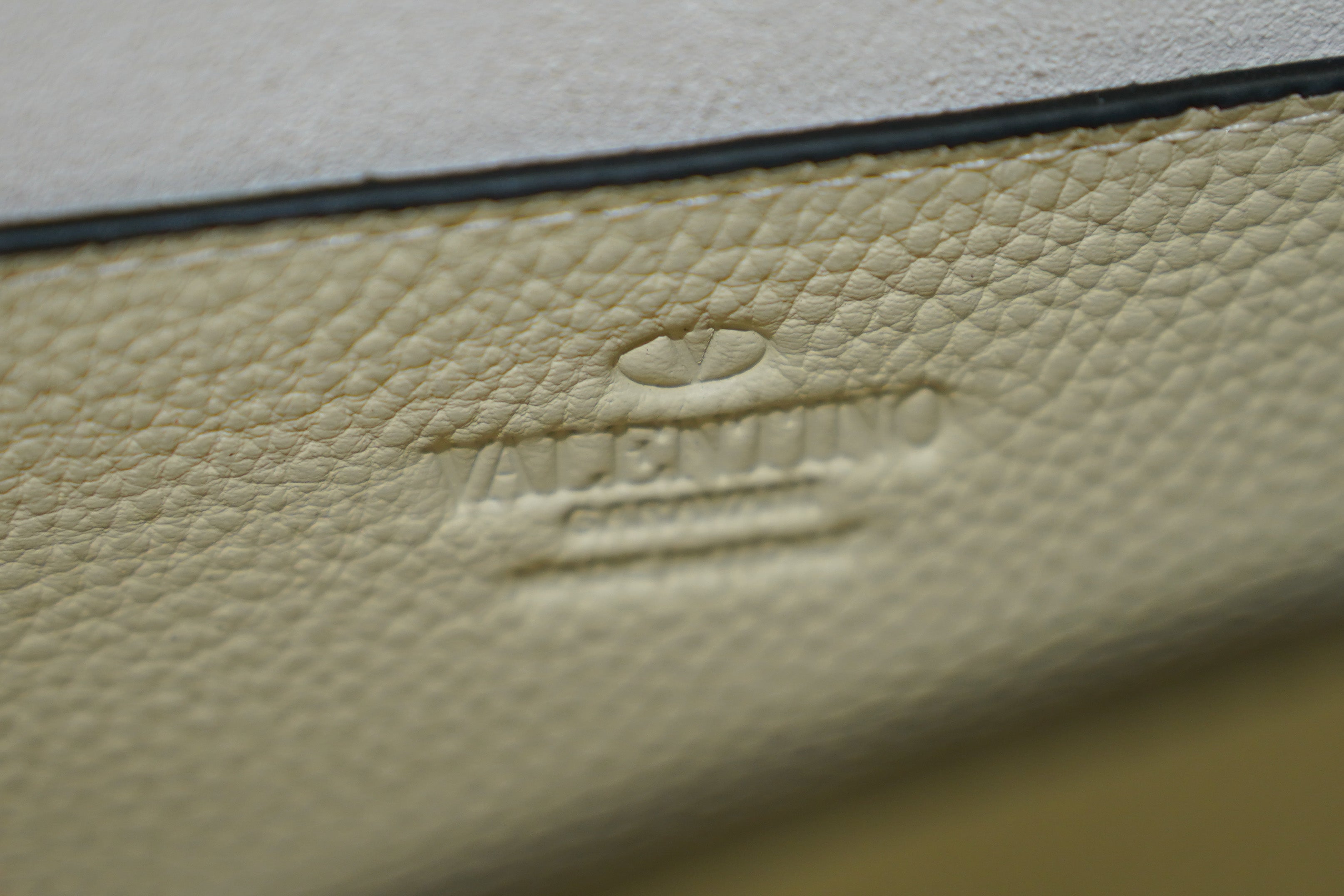 Valentino | Rockstud – Leather – Beige – Gold Hardware