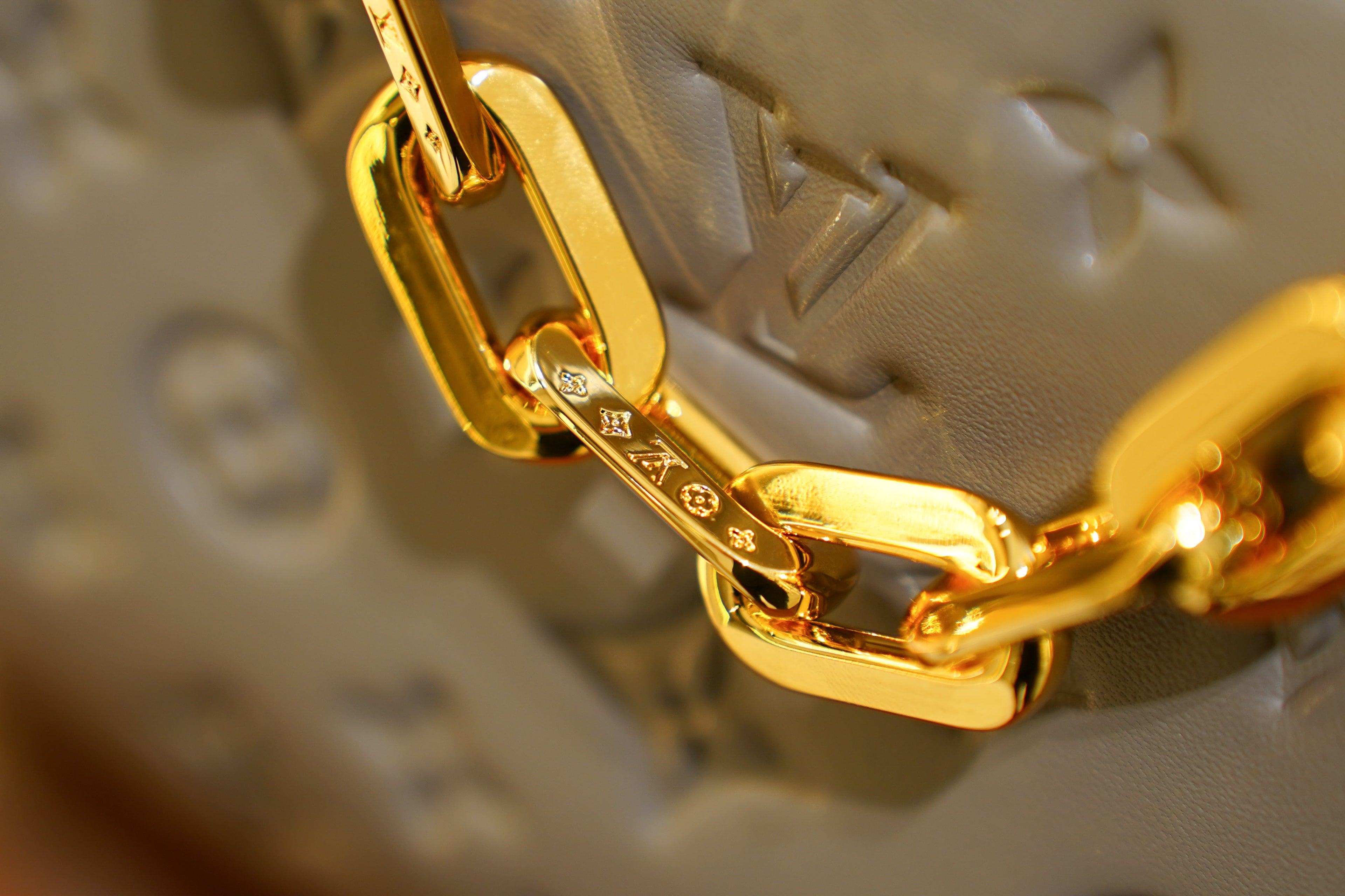 Louis Vuitton | Pochette Métis – Monogram Empreinte – Gris – Gold Hardware